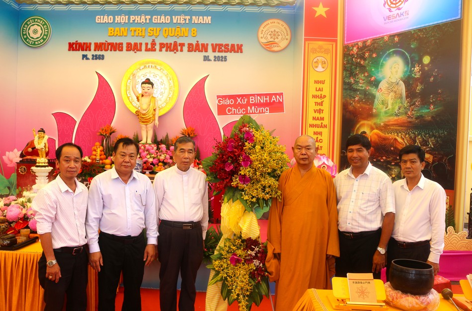 Linh mục Đinh Hiền Tiến - Giáo xứ Bình An cùng các thành viên thăm, tặng hoa chúc mừng Đại lễ Phật đản Phật lịch 2569 tại trụ sở Ban Trị sự GHPGVN Q.8 Linh mục Đinh Hiền Tiến - Giáo xứ Bình An cùng các thành viên thăm, tặng hoa chúc mừng Đại lễ Phật đản Phật lịch 2569 tại trụ sở Ban Trị sự GHPGVN Q.8