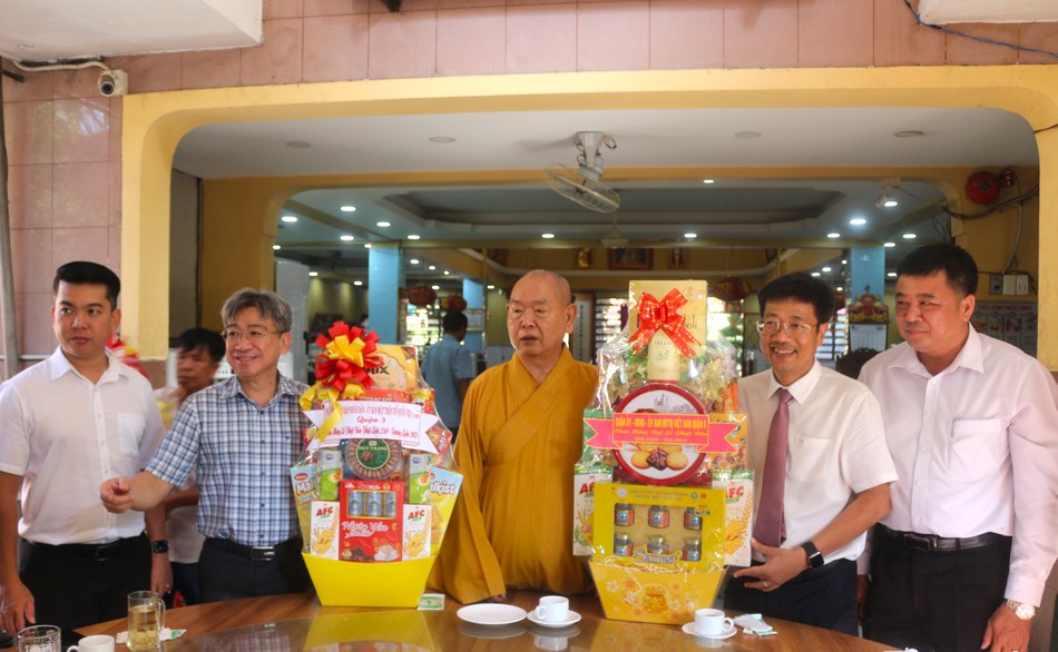 Đoàn lãnh đạo Q.5 và Q.8 chúc mừng Phật đản đến Ban Trị sự GHPGVN Q.8 Đoàn lãnh đạo Q.5 và Q.8 chúc mừng Phật đản đến Ban Trị sự GHPGVN Q.8