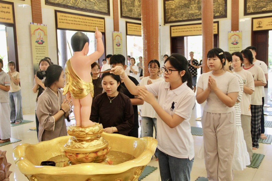 Các em thực hiện nghi thức Tắm Phật truyền thống Các em thực hiện nghi thức Tắm Phật truyền thống