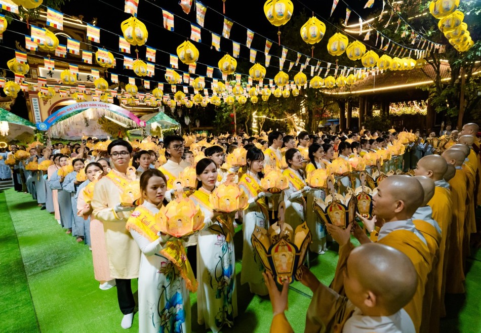 Thắp hoa đăng cầu nguyện