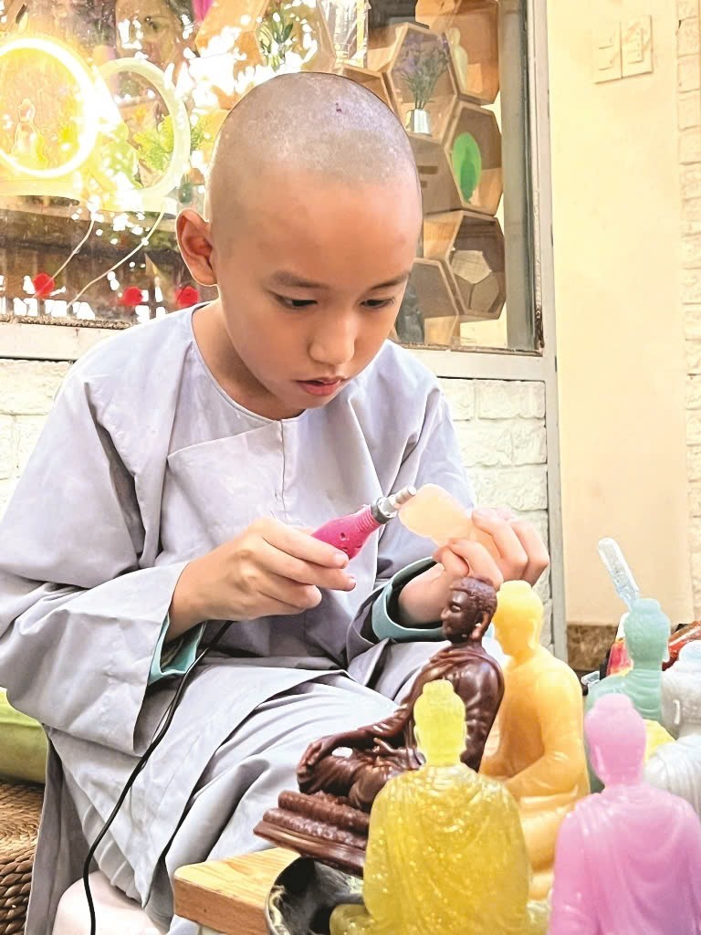 Em Pháp Đức (10 tuổi) chú tâm thực hiện các bức tượng Em Pháp Đức (10 tuổi) chú tâm thực hiện các bức tượng