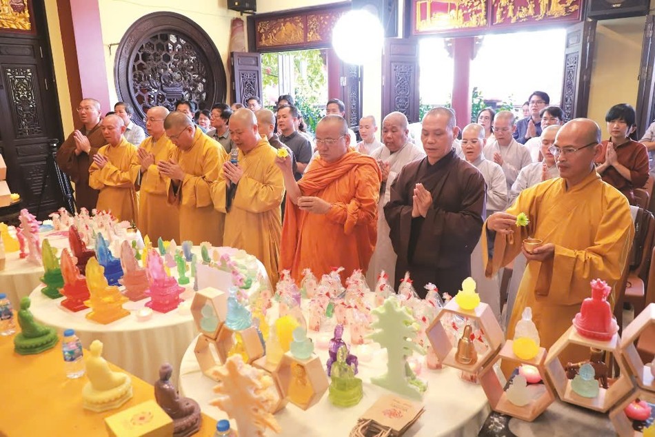 Chư tôn đức gia trì, đón nhận 10.000 bức tượng do đạo tràng Tâm Như Hạnh cúng dường Đại lễ Vesak 2025 Chư tôn đức gia trì, đón nhận 10.000 bức tượng do đạo tràng Tâm Như Hạnh cúng dường Đại lễ Vesak 2025