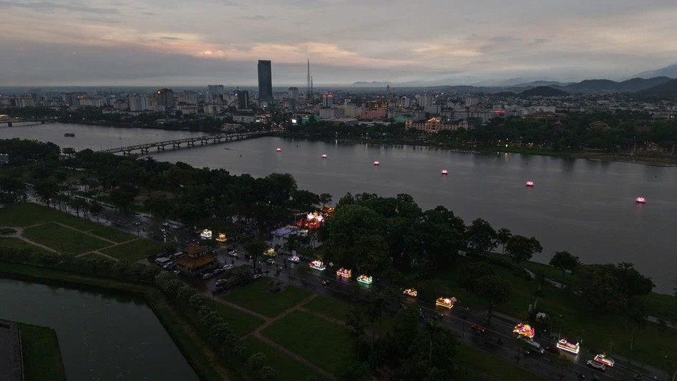 Chương trình diễu hành xe hoa cúng dường Phật đản tại Huế sẽ tiếp tục vào 18 giờ tối ngày 15-4 ÂL tại bờ Nam sông Hương