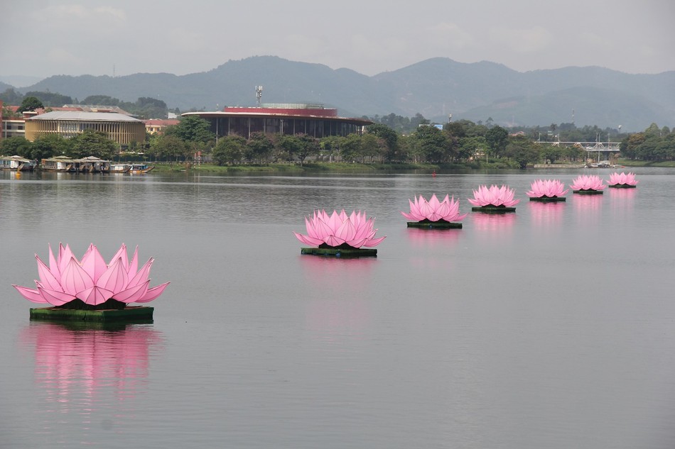 7 đóa sen báo hiệu mùa Phật đản trên dòng Hương thơ mộng