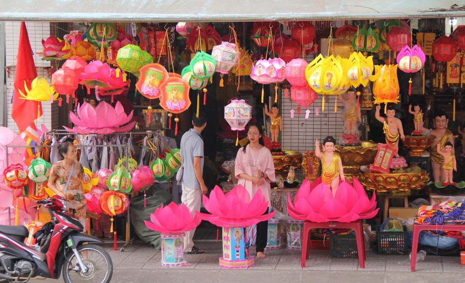 Phật tử chọn mua lồng đèn, cờ trang trí tư gia mùa Phật đản