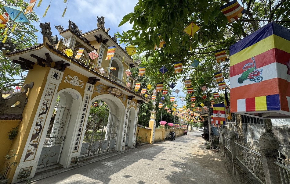 Các chùa trang trí cờ, đèn cúng dường Phật đản