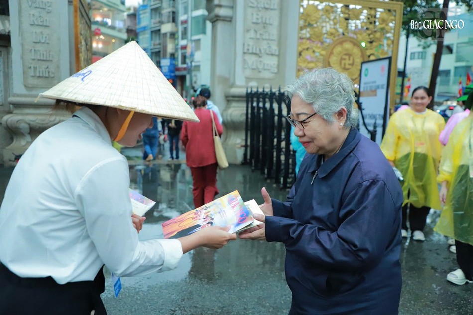 Niềm hoan hỷ của Phật tử khi được trao tặng Báo Giác Ngộ