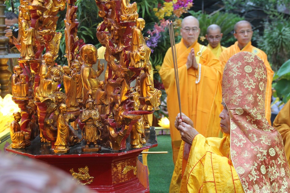 Trưởng lão Hòa thượng niêm hương cử hành lễ