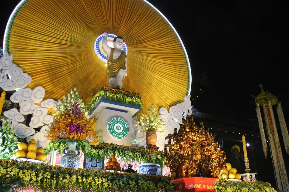 Tôn tượng Đức Phật đản sanh được tôn trí tại lễ đài tổ đình Từ Đàm sau khi rước từ Quốc tự Diệu Đế