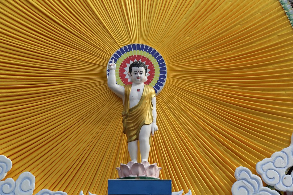 Tôn tượng Đức Phật đản sinh được tôn trí tại lễ đài chính