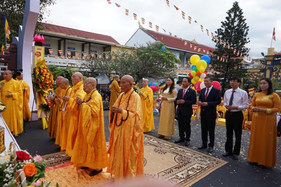 Chư tôn đức, đại biểu niêm hương Chư tôn đức, đại biểu niêm hương