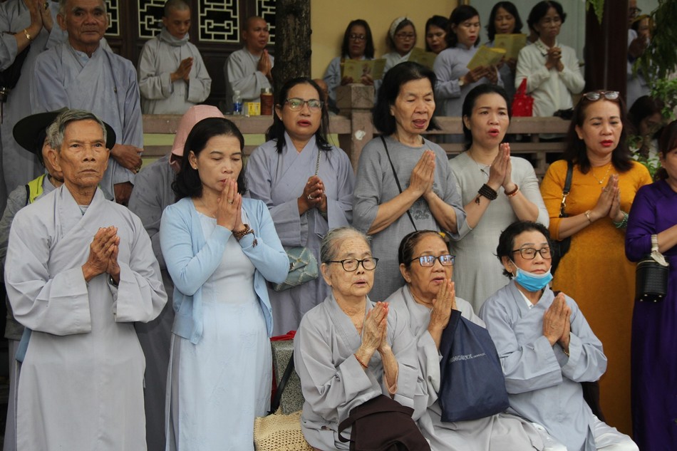 Phật tử nhất tâm đồng tụng bài Khánh đản