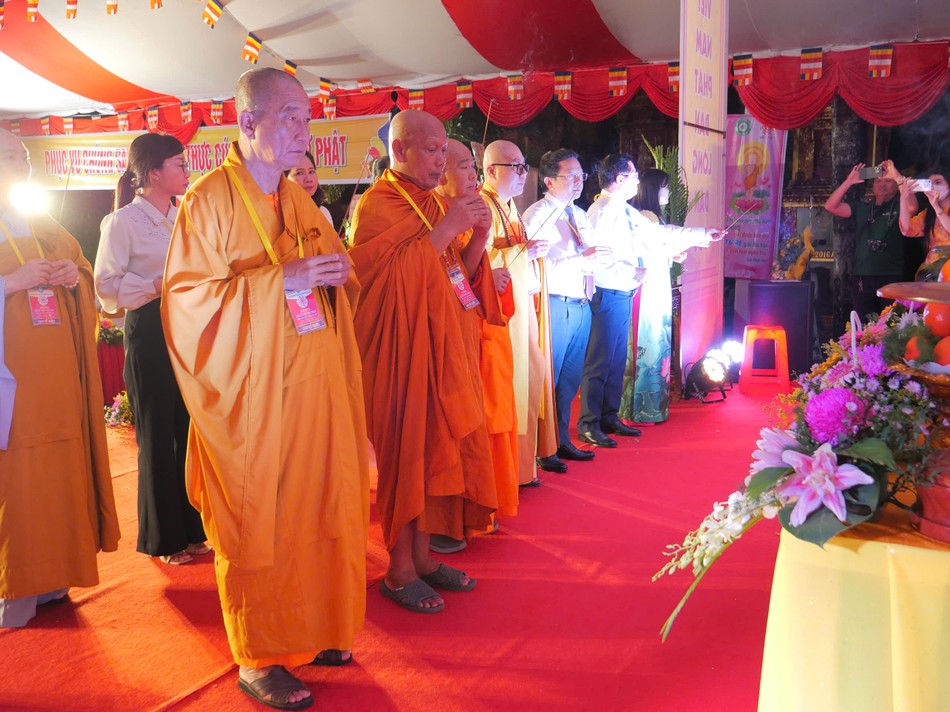 Chư tôn đức niêm hương bạch Phật