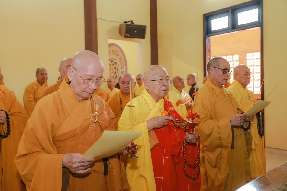 Chư tôn giáo phẩm niêm hương