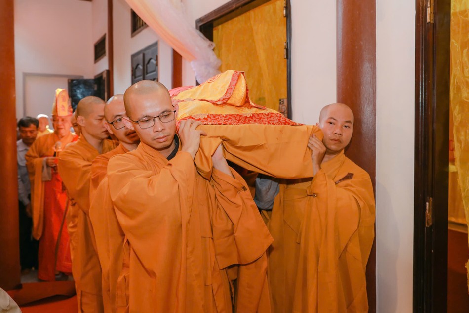 Cung thỉnh nhục thân cố Hòa thượng Thích Đồng Quả nhập kim quan