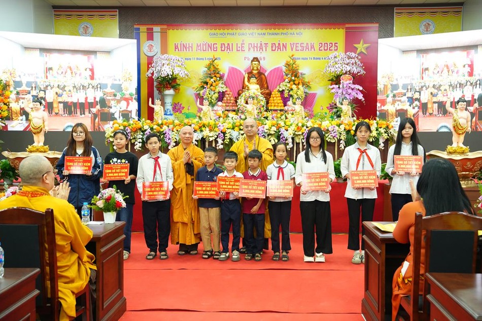 Trao sổ tiết kiệm đến các em học sinh