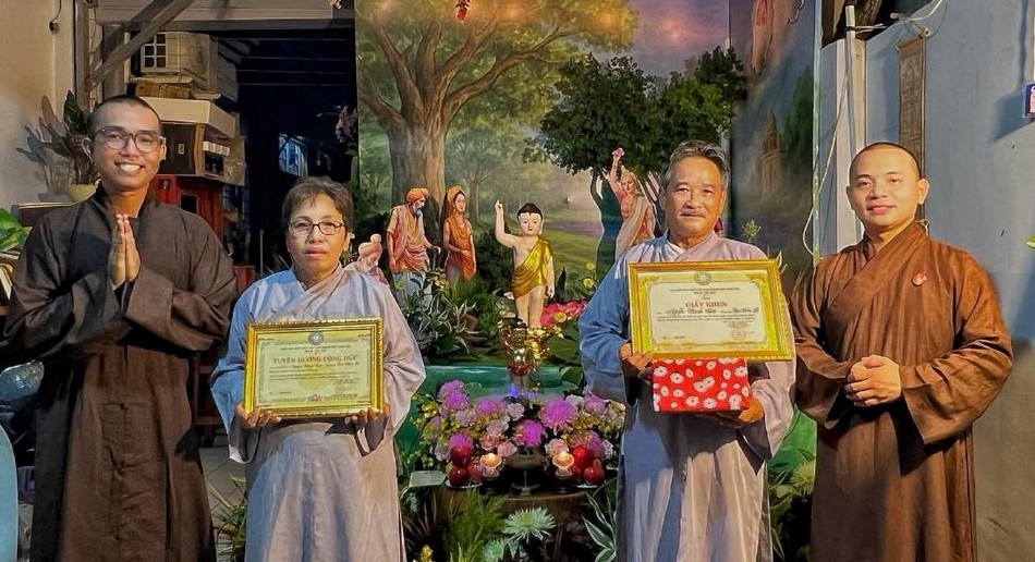 Chư Tăng tu viện Vạn Liên trao quà chúc mừng gia đình Phật tử Tâm Khiêm Từ Chư Tăng tu viện Vạn Liên trao quà chúc mừng gia đình Phật tử Tâm Khiêm Từ