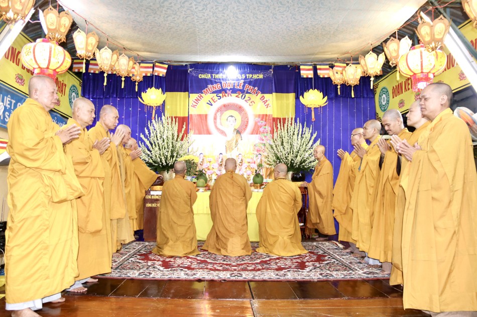 Chư tôn đức niêm hương bạch Phật Chư tôn đức niêm hương bạch Phật