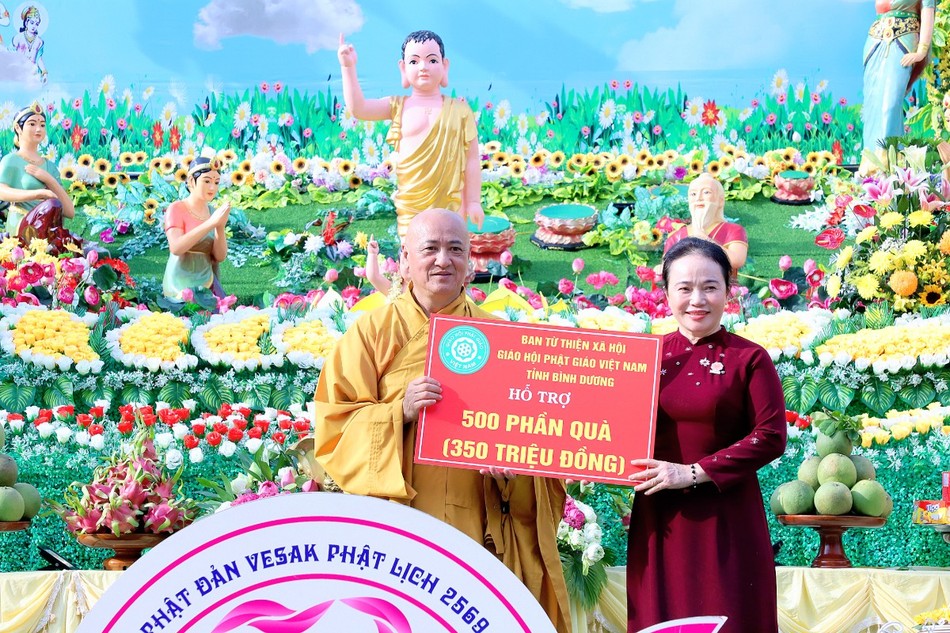 Hòa thượng Thích Huệ Thông trao bảng tượng trưng hỗ trợ 500 phần quà