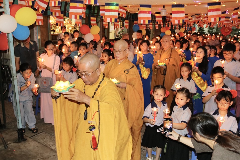 Lễ thắp hoa đăng cầu nguyện Lễ thắp hoa đăng cầu nguyện