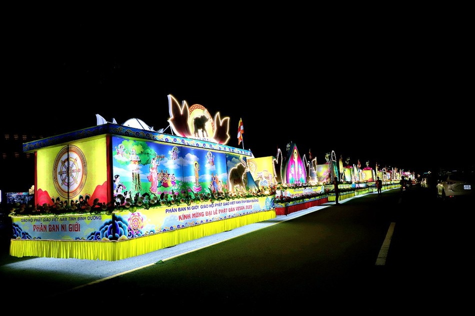 Trước đó, tối 13-4-Ất Tỵ, Ban Trị sự GHPGVN tỉnh Bình Dương đã tổ chức diễu hành 20 chiếc xe hoa và văn nghệ cúng dường mừng ngày Khánh đản của Đức Phật