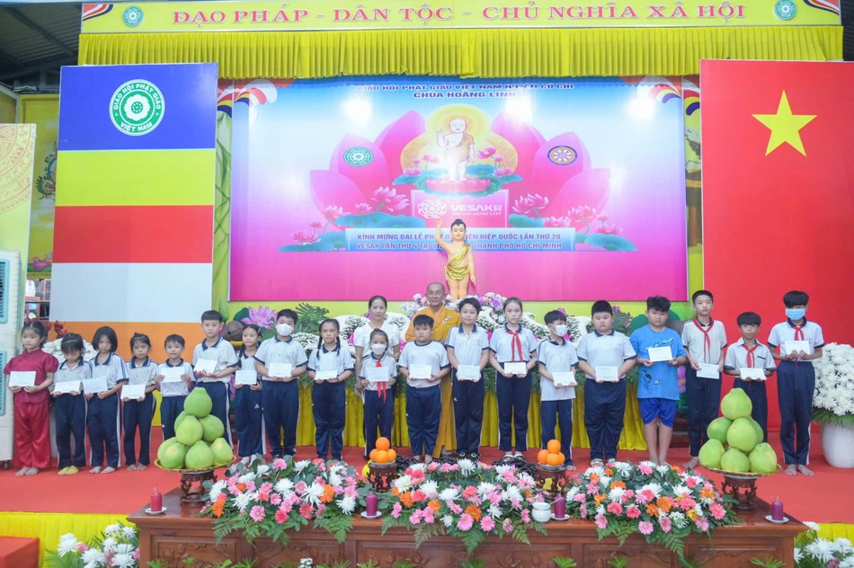 Trao tặng 20 thẻ bảo hiểm y tế đến các em học sinh có hoàn cảnh khó khăn Trao tặng 20 thẻ bảo hiểm y tế đến các em học sinh có hoàn cảnh khó khăn