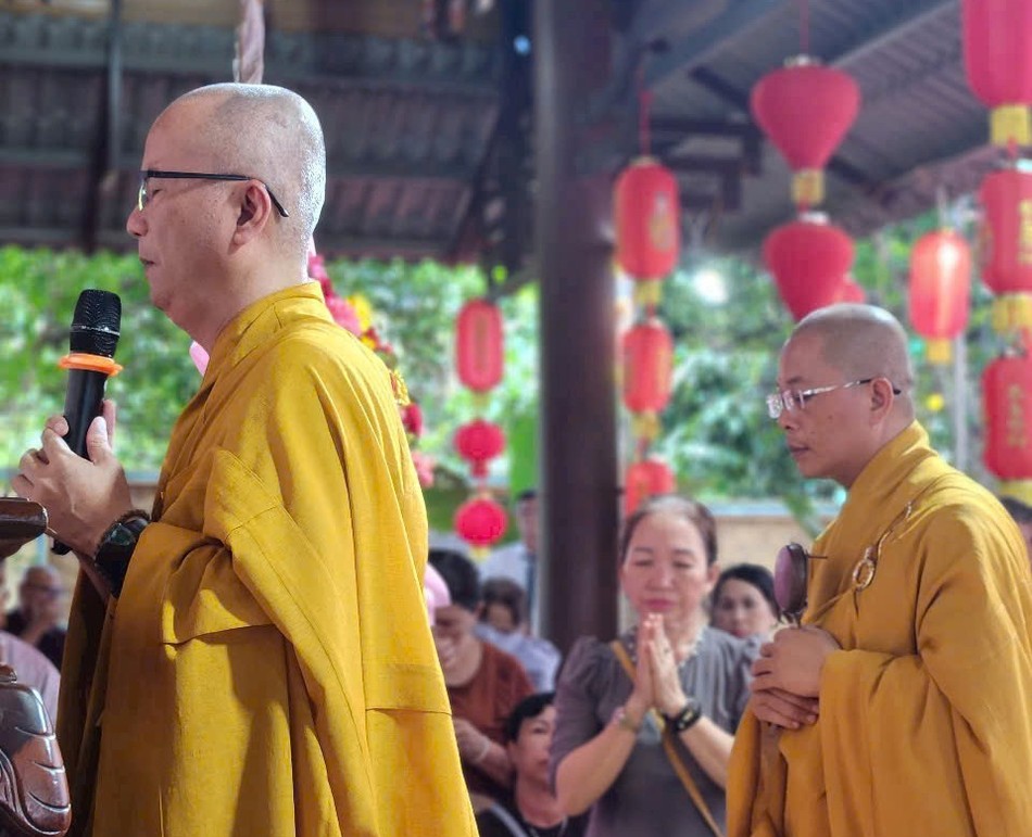 Chư Tăng hướng dẫn đại chúng đảnh lễ Tam bảo, tụng kinh Chư Tăng hướng dẫn đại chúng đảnh lễ Tam bảo, tụng kinh