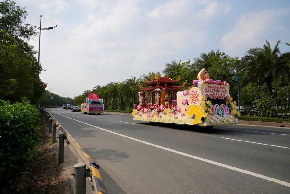 Cung rước xá-lợi Đức Phật từ sân bay Nội Bài về chùa Quán Sứ