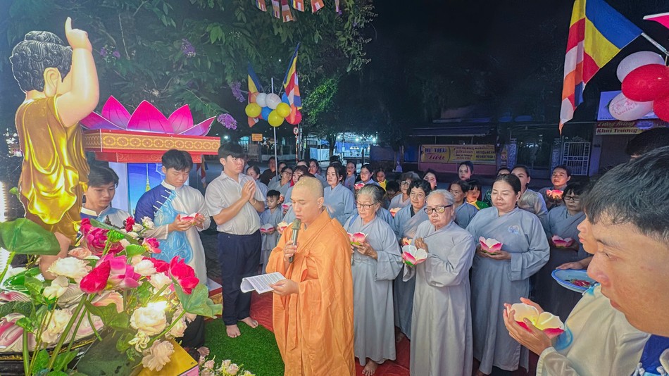 Thắp hoa đăng cầu nguyện Thắp hoa đăng cầu nguyện