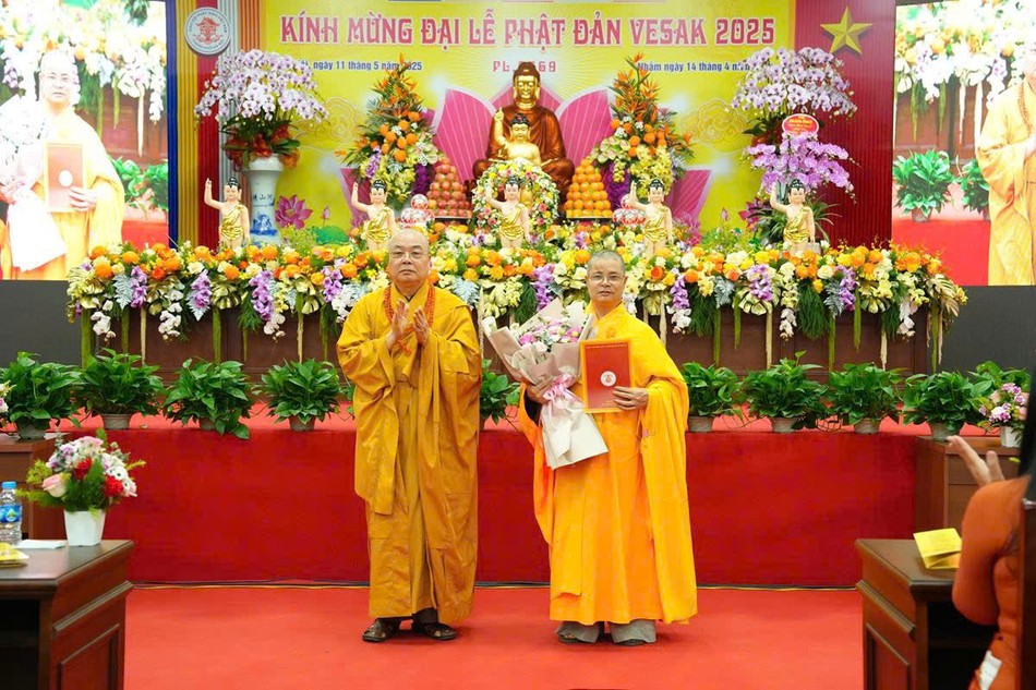 Trưởng lão Hòa thượng Thích Thanh Nhiễu trao giải đặc biệt thiết trí xe hoa đến đại diện Ban Trị sự H.Thạch Thất