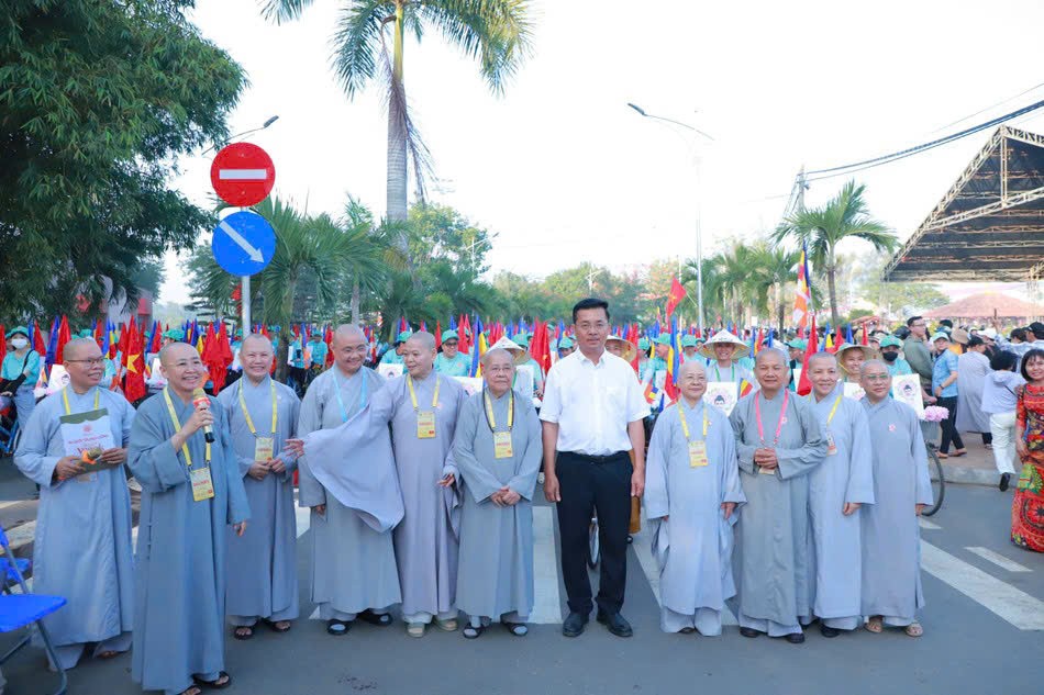 Ni sư Thích nữ Huệ Dâng hướng dẫn lộ trình diễu hành đến 300 bạn sinh viên