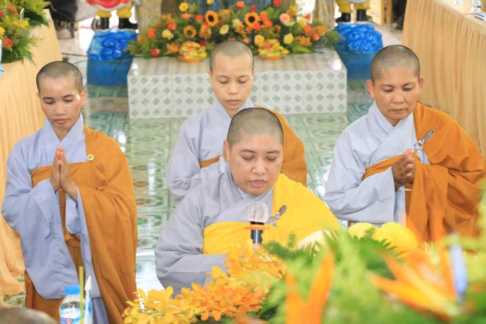 Ni sư Thích nữ Như Thuận dâng lời phát nguyện Ni sư Thích nữ Như Thuận dâng lời phát nguyện