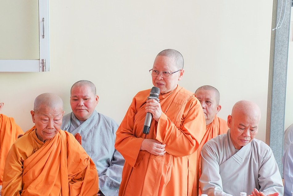 Ni sư Thích nữ Hòa Liên ban huấn từ Ni sư Thích nữ Hòa Liên ban huấn từ