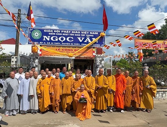 Chư tôn đức và lãnh đạo địa phương lưu niệm sau khi thượng bảng điểm sinh hoạt tôn giáo tập trung Ngọc Vân Chư tôn đức và lãnh đạo địa phương lưu niệm sau khi thượng bảng điểm sinh hoạt tôn giáo tập trung Ngọc Vân