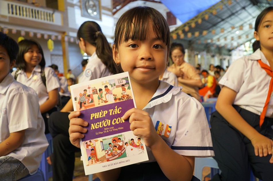 Bé Thảo Trang, 6 tuổi nâng niu quyển truyện được tặng trên tay, món quà quý giá em được tặng khi dự chương trình "Em hướng về Vesak" - Ảnh: H.Y Bé Thảo Trang, 6 tuổi nâng niu quyển truyện được tặng trên tay, món quà quý giá em được tặng khi dự chương trình "Em hướng về Vesak" - Ảnh: H.Y
