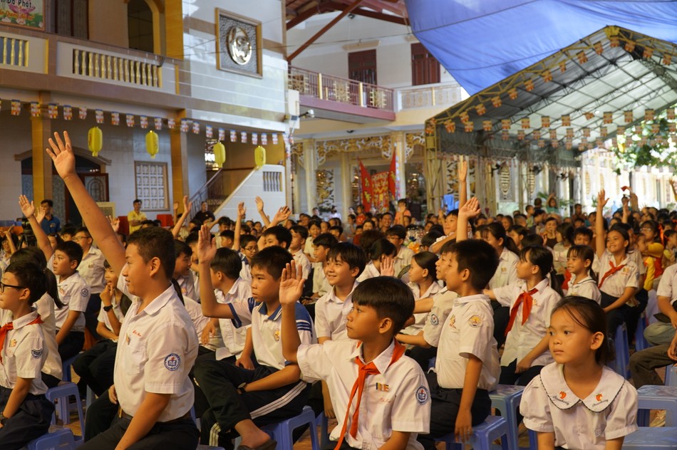 Các em háo hức giơ tay trả lời câu hỏi để "săn quà của Bụt” - Ảnh: H.Y Các em háo hức giơ tay trả lời câu hỏi để "săn quà của Bụt” - Ảnh: H.Y