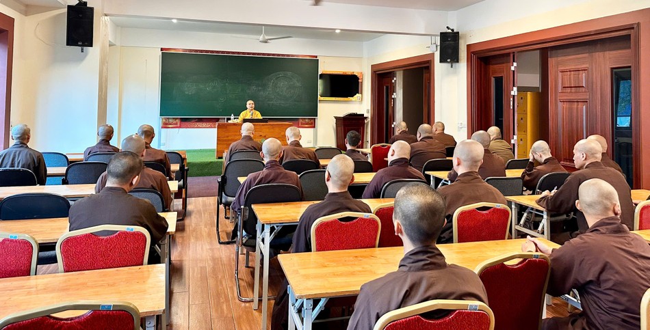 Các giới tử nghe hướng dẫn các nghi thức hành lễ Các giới tử nghe hướng dẫn các nghi thức hành lễ