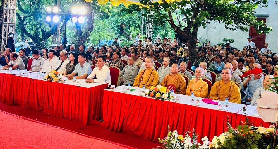 Chư tôn đức Tăng Ni, đại biểu, Phật tử tham dự buổi lễ