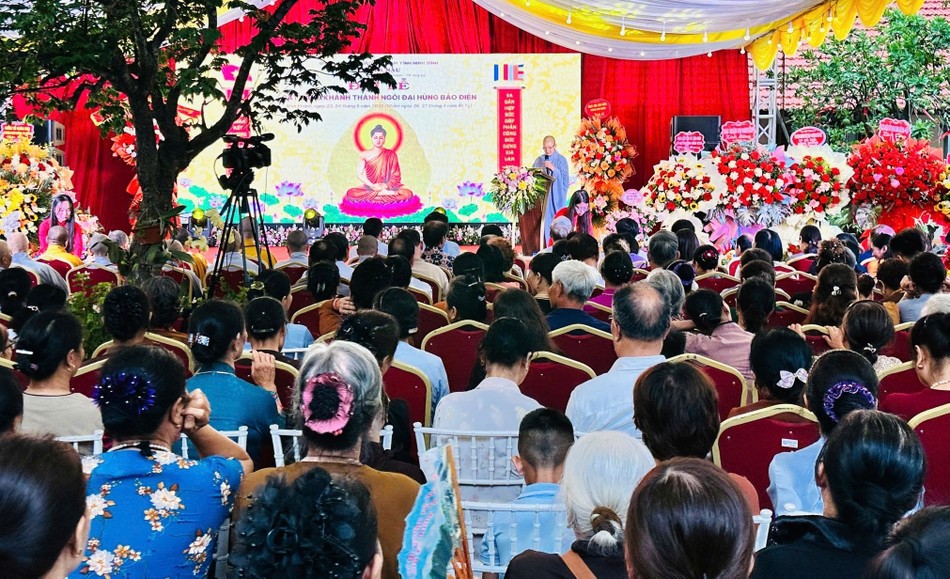 Ni sư Thích Đàm Hưng, trụ trì chùa A Nậu phát biểu khai mạc