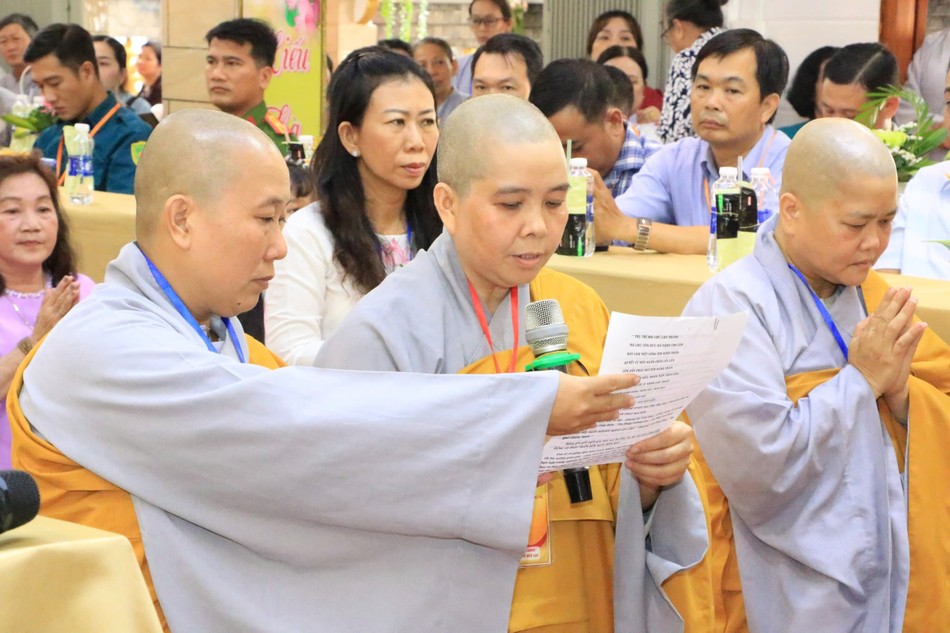 Sư cô tân trụ trì chùa Thiên Quang dâng lời phát nguyện