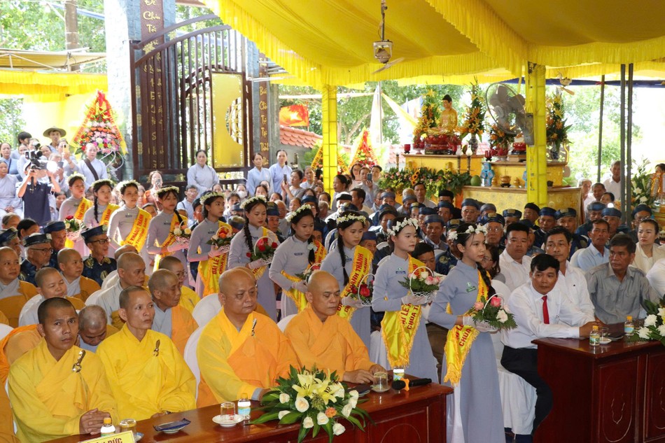 Các em thiếu nhi dâng hoa cúng dường Các em thiếu nhi dâng hoa cúng dường