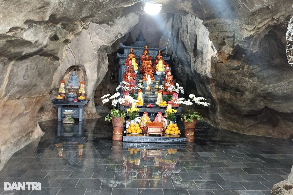 Ngôi chùa Phong Phú trong hang đá tồn tại hơn 1.000 năm qua ở cố đô Hoa Lư, Ninh Bình Ngôi chùa Phong Phú trong hang đá tồn tại hơn 1.000 năm qua ở cố đô Hoa Lư, Ninh Bình