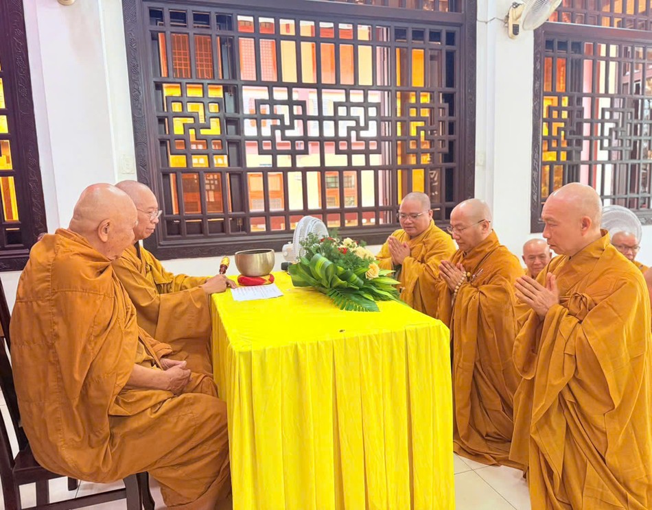 Chư Tăng tuần tự 3 vị tác pháp thọ an cư tại tu viện Tường Vân Chư Tăng tuần tự 3 vị tác pháp thọ an cư tại tu viện Tường Vân