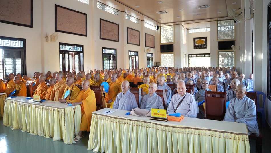 Chư Tăng Ni tham dự phiên họp