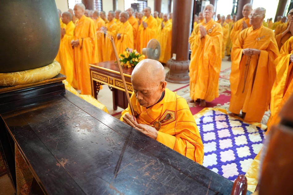 Hòa thượng Y chỉ Luật sư niêm hương bạch Phật