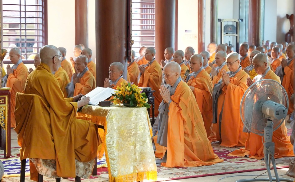 Chư Ni tuyên đọc danh sách thỉnh cầu thọ an cư trước Hòa thượng Y chỉ Luật sư