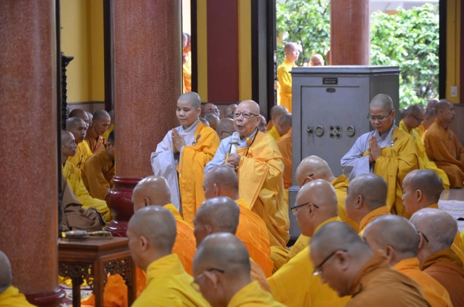 Ni trưởng Thích nữ Diệu Cảnh thay mặt chư Ni đối trước Đại Tăng cầu giáo giới an cư