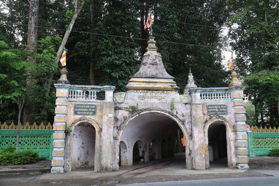 Cổng chùa Kompong Chrây - chùa Hang Cổng chùa Kompong Chrây - chùa Hang