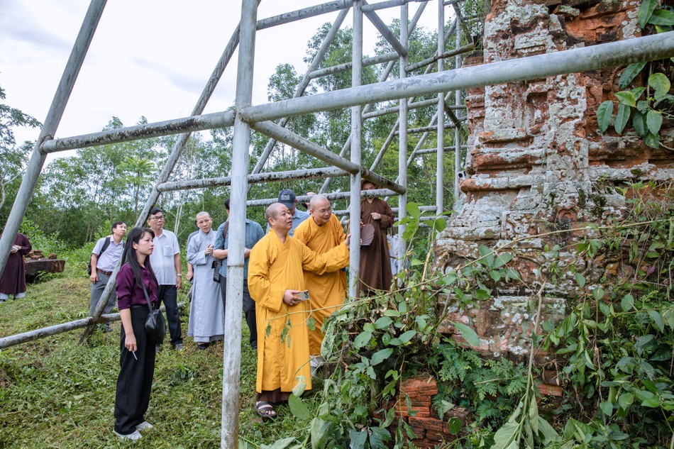 Đoàn khảo sát thực địa tháp Sáng thuộc Di tích Phật viện Đồng Dương Đoàn khảo sát thực địa tháp Sáng thuộc Di tích Phật viện Đồng Dương