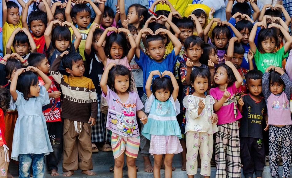 "... Mỗi em nhỏ đều xứng đáng có một khởi đầu tốt đẹp, để có một tương lai rạng ngời" "... Mỗi em nhỏ đều xứng đáng có một khởi đầu tốt đẹp, để có một tương lai rạng ngời"